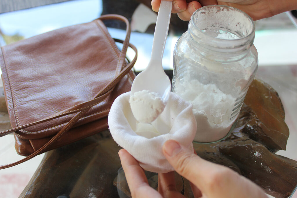 khử mùi hôi trên túi da với bột baking soda