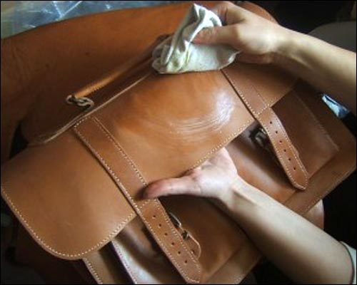 lau thử trên một vùng da trước khi làm sạch toàn bộ túi da