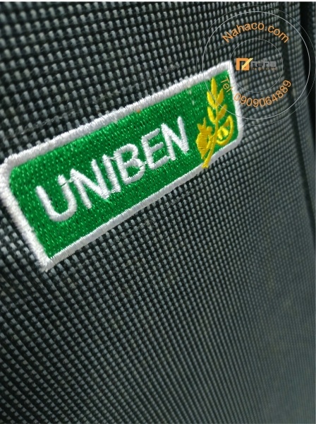 chi tiết mẫu balo uniben phần logo thêu của mẫu ba lô uniben