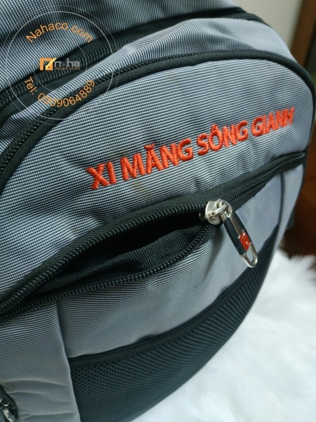 chi tiết phần logo và dây kéo của mẫu ba lô 46