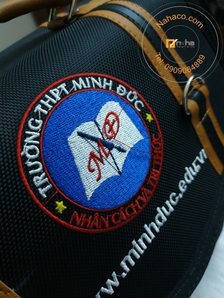 chi tiết phần logo của balo trường minh đức