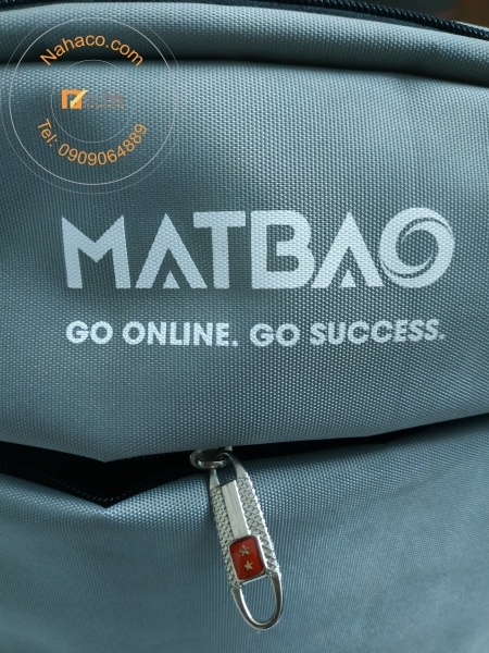 chi tiết phần logo của mẫu balo mắt bão