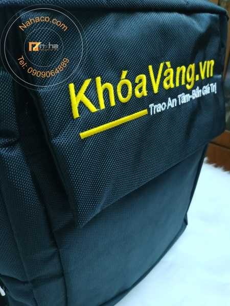 chi tiết logo và chất liệu vải ở mặt trước balo