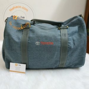 mặt trước của mẫu túi du lịch 06