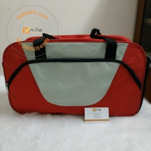 mặt trước của mẫu túi du lịch 07