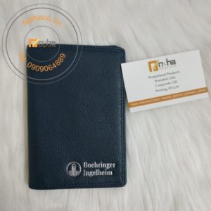 mặt trước của mẫu ví da đựng passport in logo