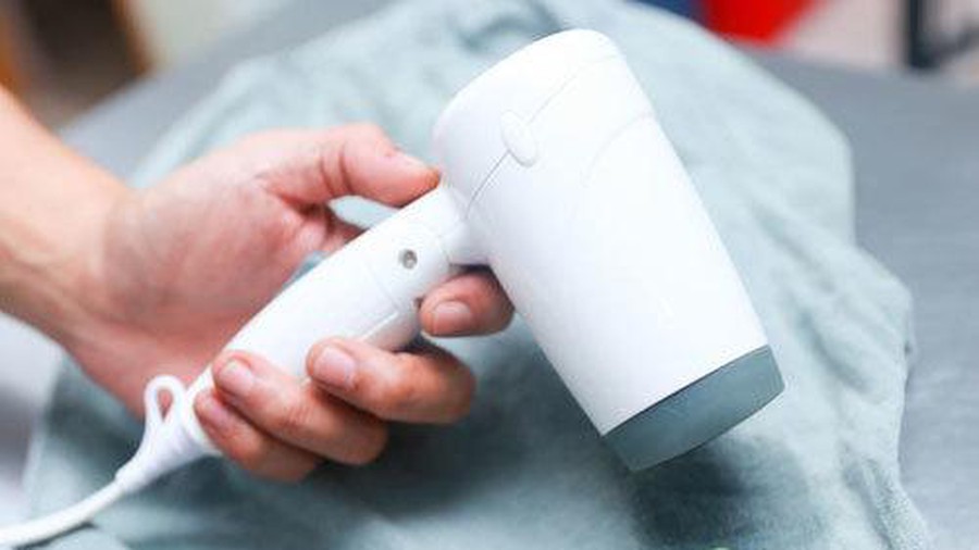 Sử dụng máy sấy để loại bỏ nếp nhăn