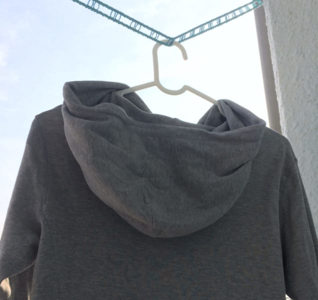 phơi áo khoác gió ở nơi thoáng mát