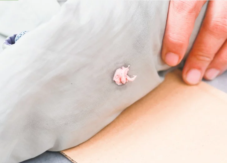 dùng bàn là để gỡ bã kẹo cau su 