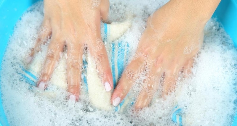 Không nên ngâm áo thun có hình in trong xà phòng quá lâu để tránh hình in trên áo thun dính vào nhau