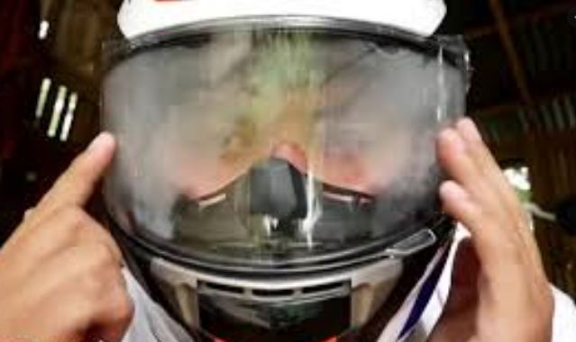 Cách để làm sáng kính của nón bảo hiểm khi kính bị mờ