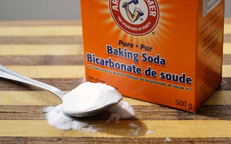 sử dụng baking soda để tẩy vết thâm kim trên quần áo