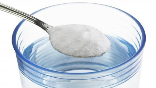 sử dụng dung dịch cồn và muối để tẩy vết dầu mỡ