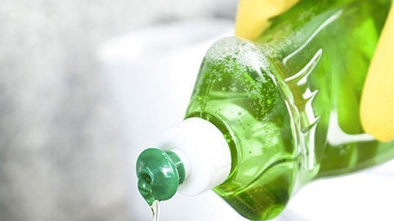 sử dụng nước rửa chén để tẩy vết dầu mỡ trên áo